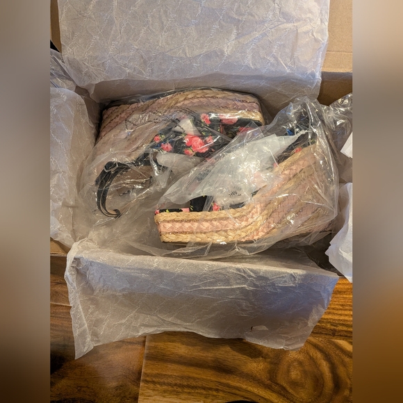 Betsey Johnson
Women's Pansie Floral Wedge Sandals Size 9M NIB - Picture 3 of 7